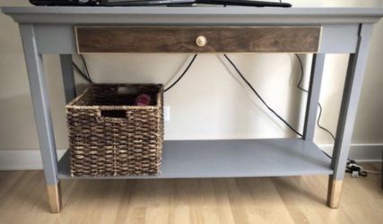 Modern consola table in gray with gold
