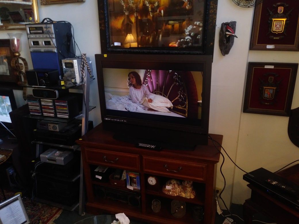 37" flat screen TV with remote control for sale 📺
