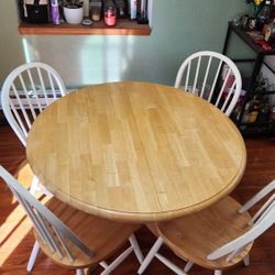 Extendable Dining Room With Extra Leaf And Four Chairs