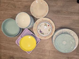 Plates and paper towel holder
