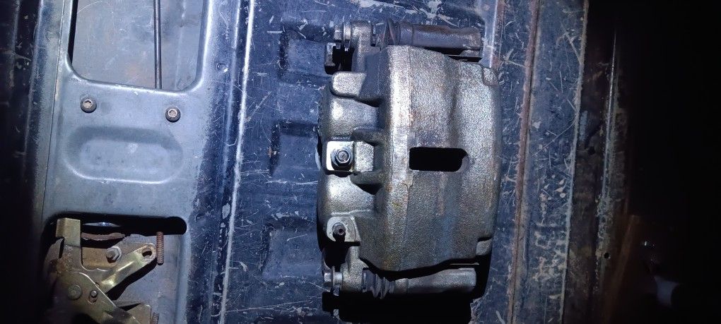 07-11 Infinity Q80 Caliper