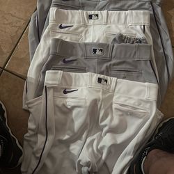 Pantalones De Baseball Y Bats De Madera