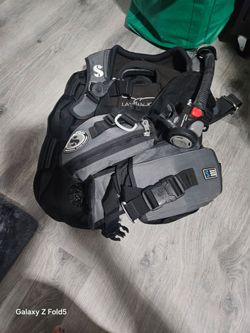 Women's Scubapro Ladyhawk Scuba Diving BCD (Buoyancy Compensator Device) equipped with a Scubapro AIR2 Alternate Inflator Regulator combo unit.  Askin