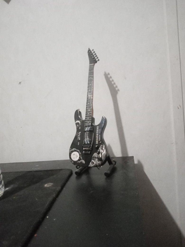 Miniature Metallica Kirk Hammett Guitar