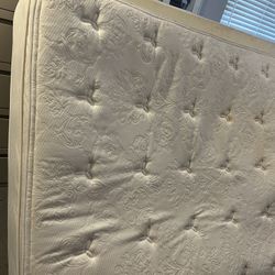 Queen Simmons Mattress and Box Spring Set. Read description