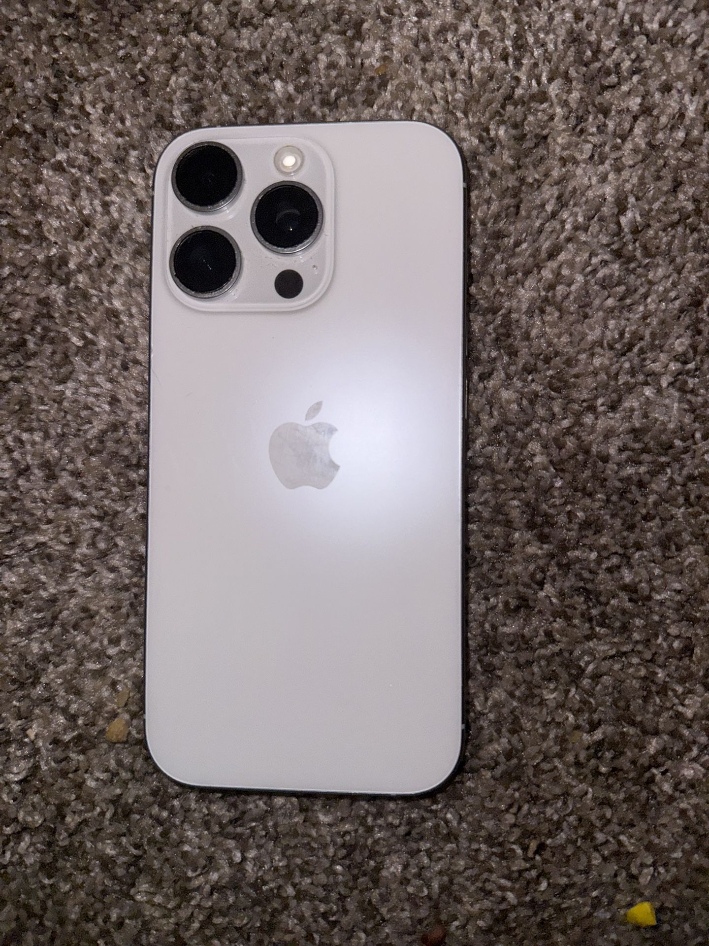 2 iPhone 16 Pros