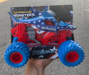 NEW RELEASE! Monster Jam 2026 Megalodon Stars & Stripes Monster Truck 1:24
