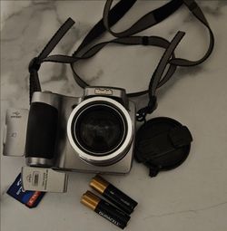 Kodak EasyShare Z740 5.0MP Digital Camera Silver bundle.