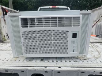 LIKE NEW GE Window Air Conditioner 6000 BTU