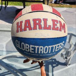 VINTAGE 1970'S HARLEM GLOBETROTTERS BASKETBALL WITH SIGNATURES AS IS STILL HOLDING AIR IN GOOD CONDITION 