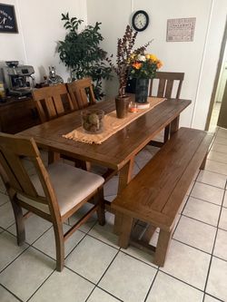 Living spaces dining set