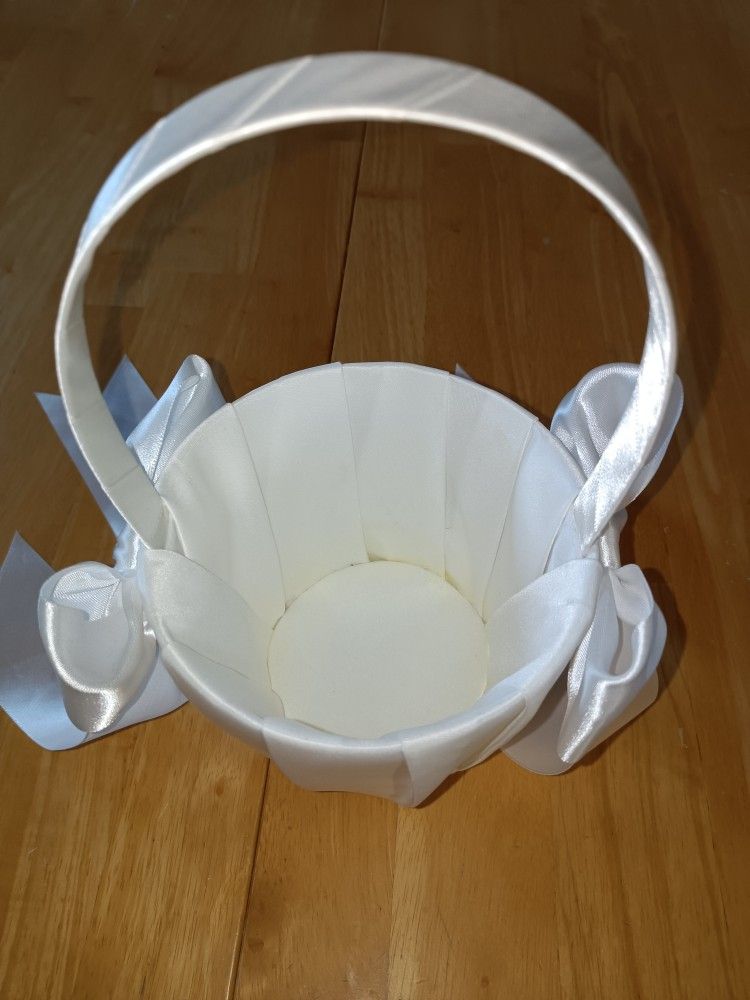 Flower girl accessories silk basket, faux flower petals & paper parasol
Condition for all items is used
$20 for any two items or bundle more to save