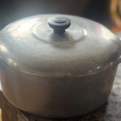 Vintage Wagner Ware Magnalite 4248-M Round Dutch Oven