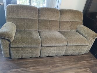 Couch manual recliner