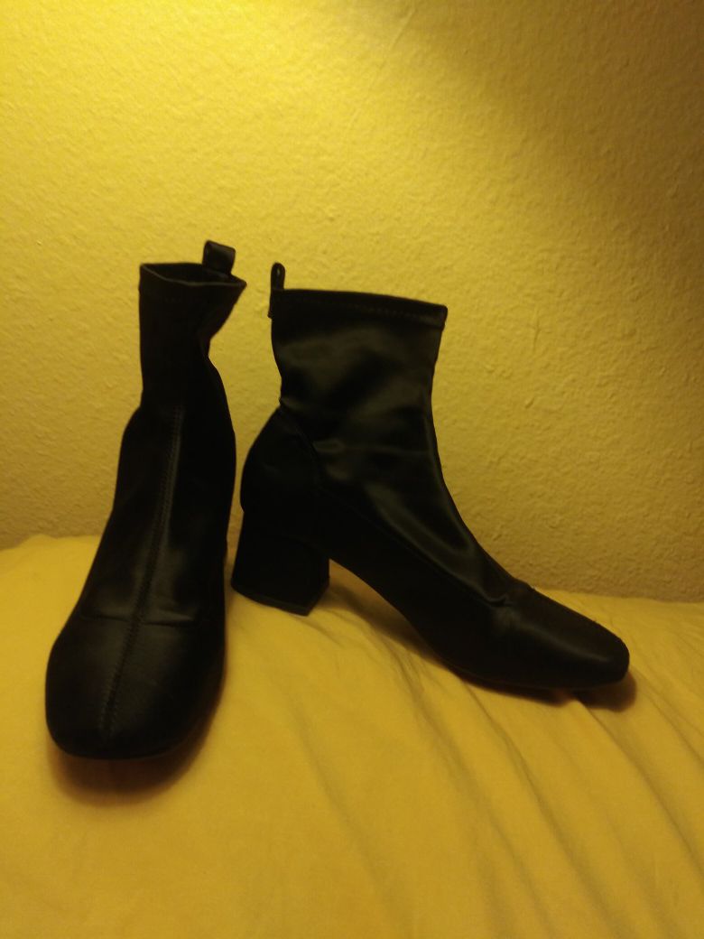 Black women boots size 7 or 8