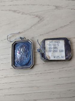 Pair vintage earing 75