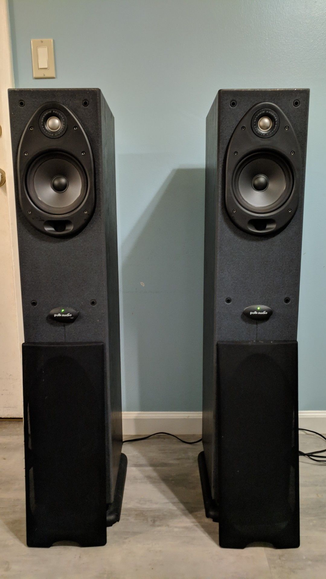 Polk RT1000i Powered Tower speakers