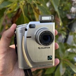 Fujifilm FinePix 4700 Zoom Digital Camera