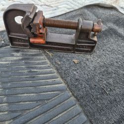 vintage Armstrong Bridgeport No. 222 pipe vise Tool Made In U.S.A.