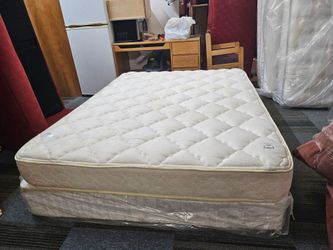 QUEEN BED, MATTRESS, BOXSPRING SET USED....LIKE NEW (HOME36)