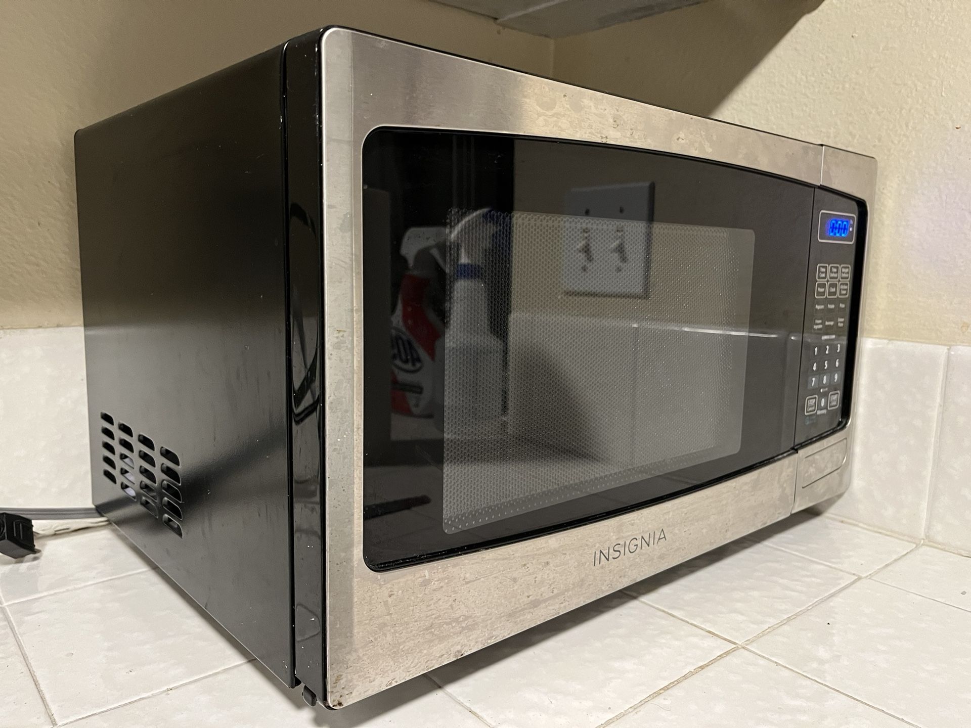 Insignia Microwave