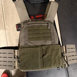 Defense Mechanisms plate carrier with IV ceramic plates