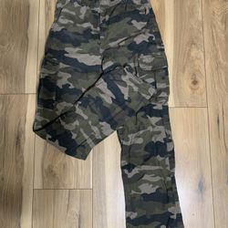 Place Camo cargo pants in black and green 