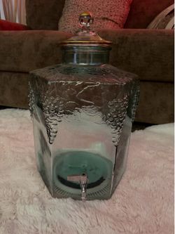 Garrafón de vidrio para el agua fresca de cinco galones. Sólo los usamos para una fiesta pero se nos quebró. La tapadera no tiene la tapadera original