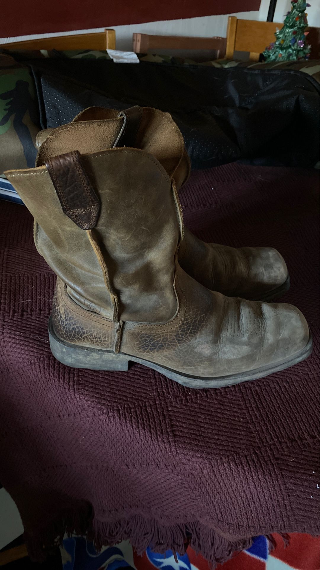 Ariat work boots - barely worn.