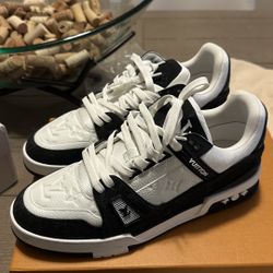 Selling Shoes Size 10