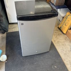 GE Mini Fridge