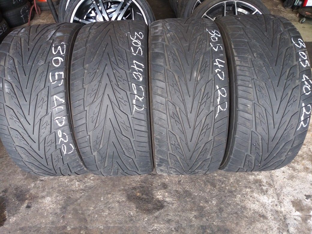 305 40 22 Toyo Tires very great 350$ mounted and balanced if required