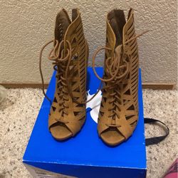 $25 Woman Heels For Sale Size 8