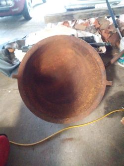 Antique rendering pot