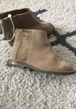 GAP toddler girl’s fringe boots tan color size 6 ..adorable! Orig $45