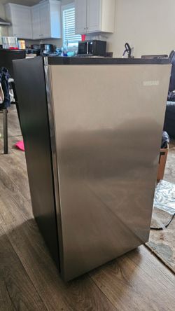 Vissani mini fridge