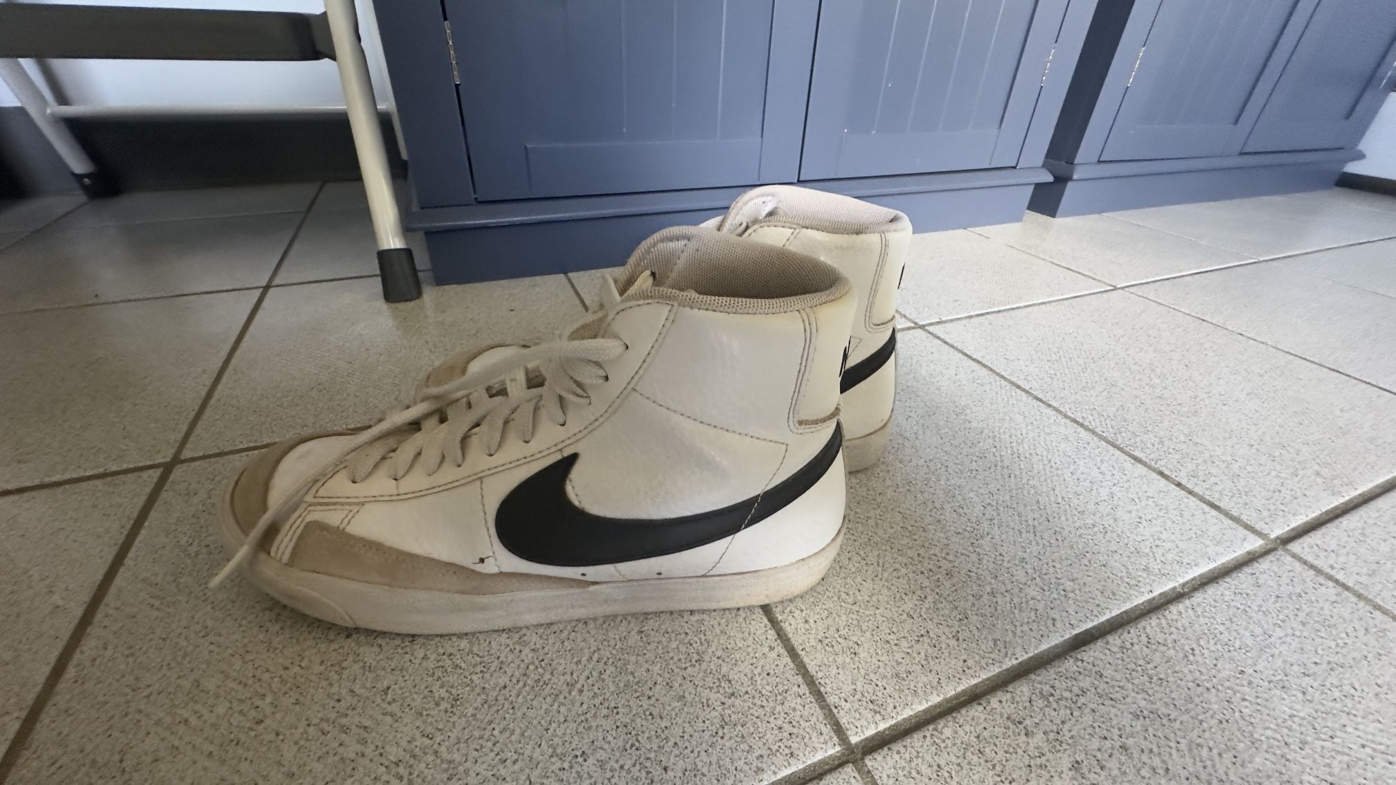 Nike girls shoe - Size 7Y