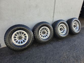 17" LOCK Yosemite rims w/ 35" Ironman MT tires