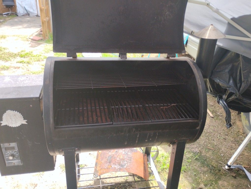 Pitt Boss Grill/ Smoker