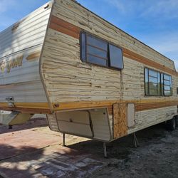 Alta Gold 5th Wheel Trailer – $1,500 – Project / Fixer