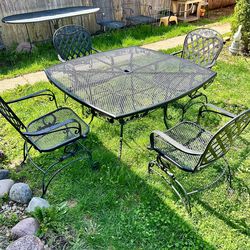 Vintage wrought iron patio set good condition