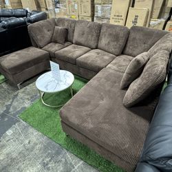 Brown Sectional With Ottoman / Seccional Marrón Con Otomana