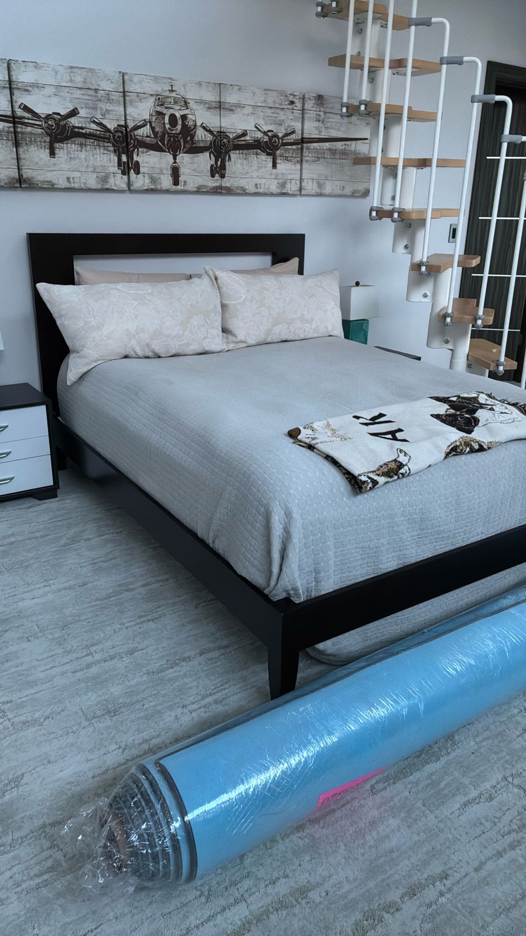 Queen Size Solid Wood Bed With New Mattress. Full Set.