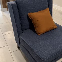 Sillón individual tapizado en tela azul