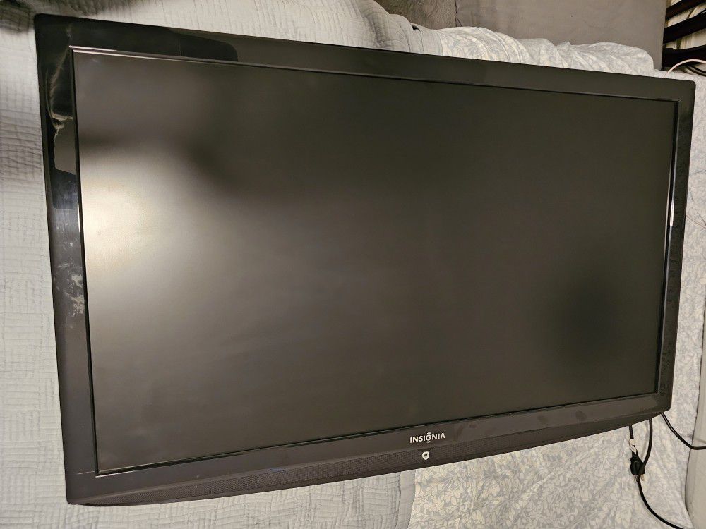 42" Insignia LCD TV with Wall Mount