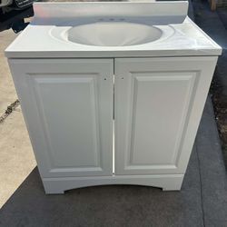 New 30 In Vanity In Good Condition 