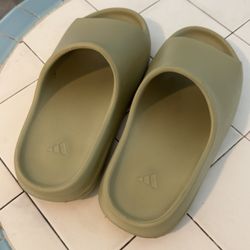 Yeezy Resin Size 6y Like New