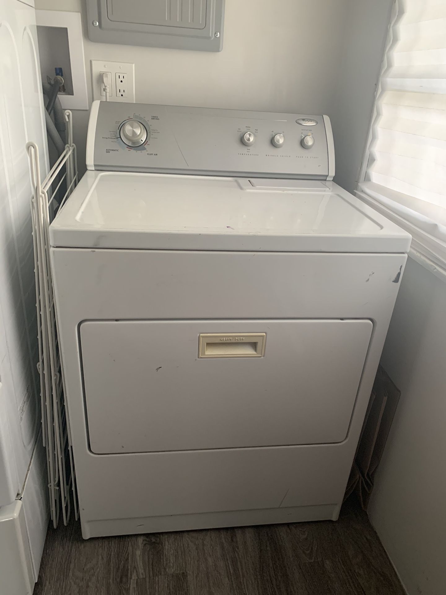 Whirlpool electric dryer works good. I just purchased a new one. Need to get rid of it so I’m giving this away