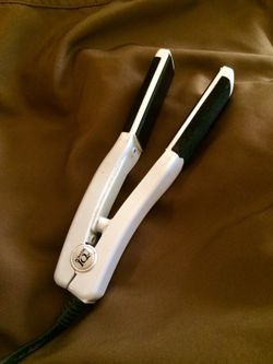 Power IQ Mini Mojo 1 Tourmaline Ceramic Straightening Iron for Sale in Chicago IL OfferUp