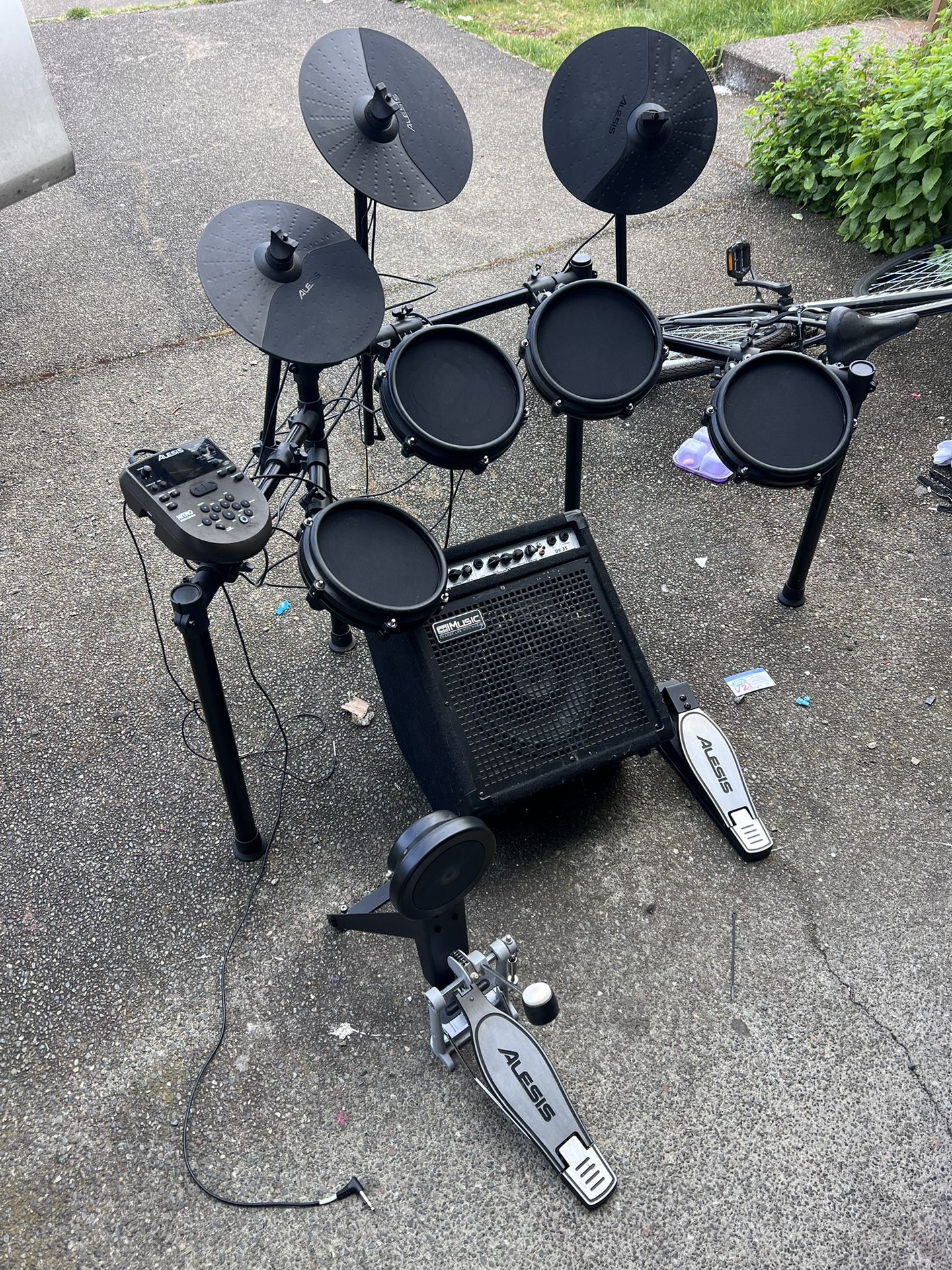 Alesis Nitro Electric Drum Set With Drum Amp